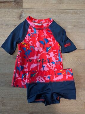 NEW Girls REI swim set sz 4-5 Rash Guard Boy Shorts Swimsuit Set